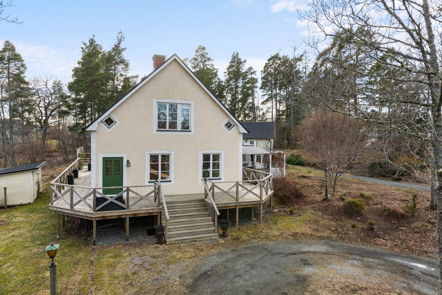 Välputsad villa med swimmingpool, vinkällare, gäststuga och underbart uterum i hjärtat ab Blidö - Ön i solen.