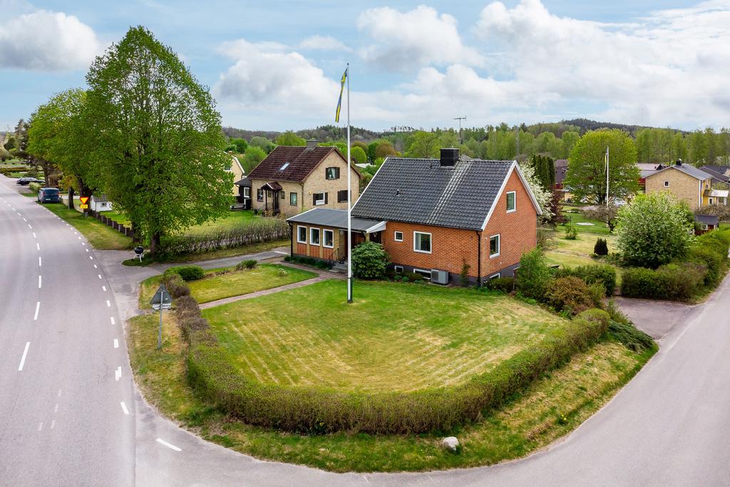 Svenljungavägen 9 har en stor trädgård med plats för både odlingar och lek!