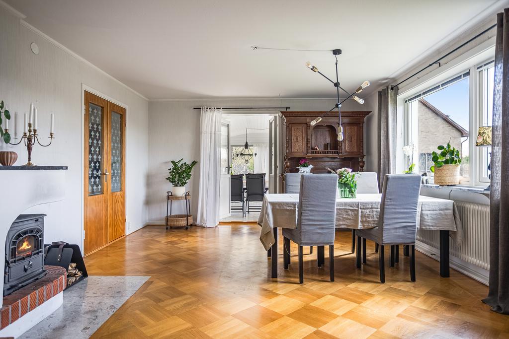 Från vardagsrummet kommer ni ut till uterummet som förlänger huset under sommarmånaderna.