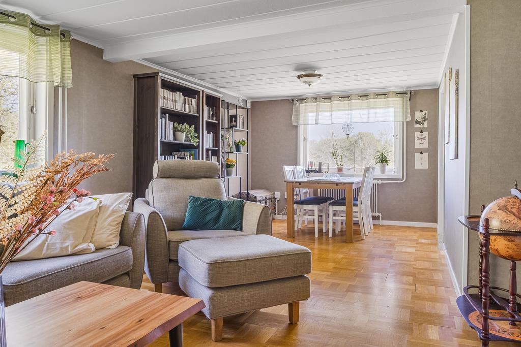 Större vardagsrum med plats för både matbord och soffhörna.