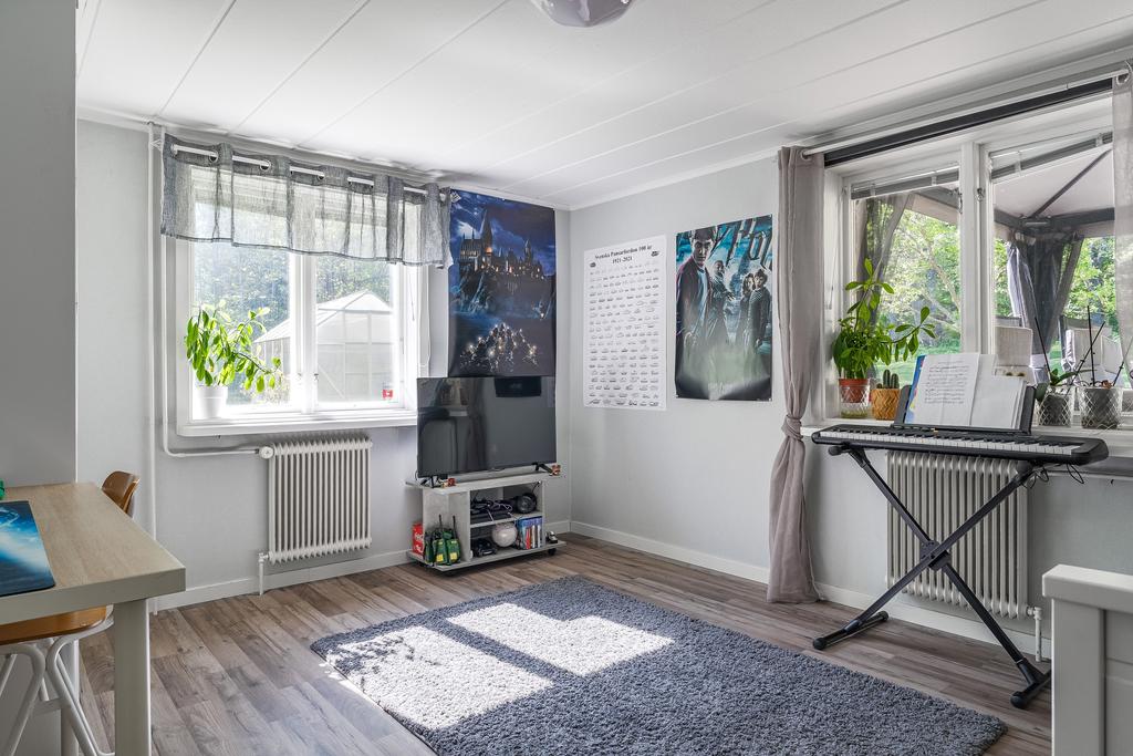 Sovrum på entréplan, ljusinsläpp från två väderstreck