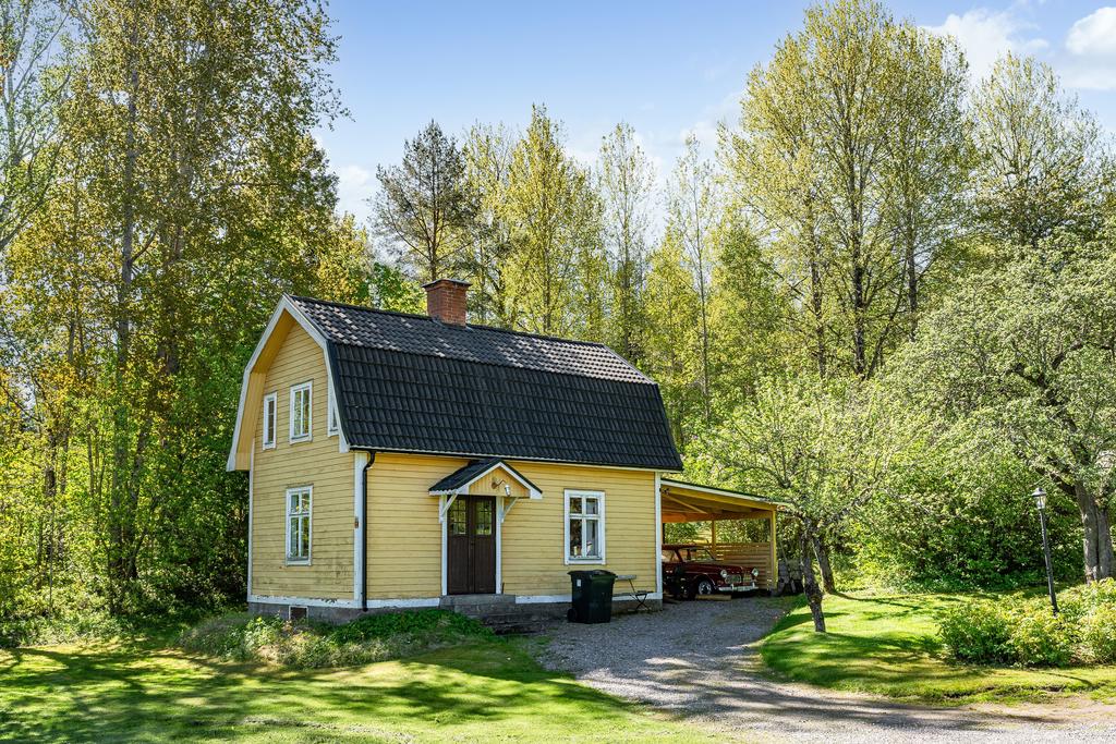 Komplementsbyggnad och carport