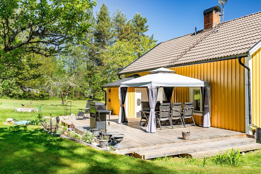 Altan i lugnt läge på baksidan