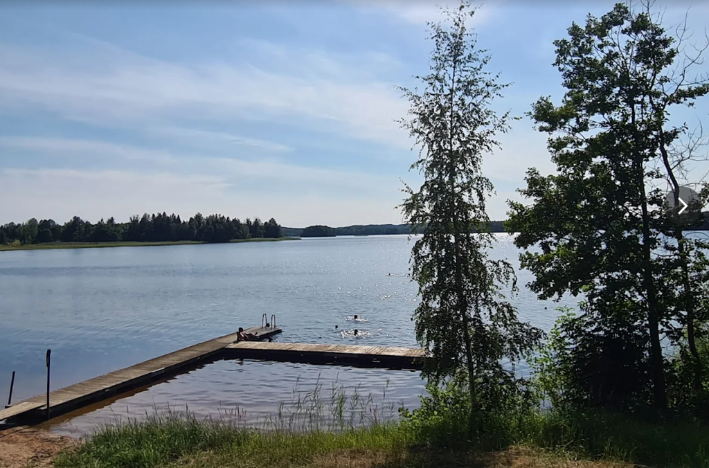 Kommunal badplats med både sandstrand och brygga en promenad bort genom skogen. 
Foto: Ann-Sofie Andersson Kern. 