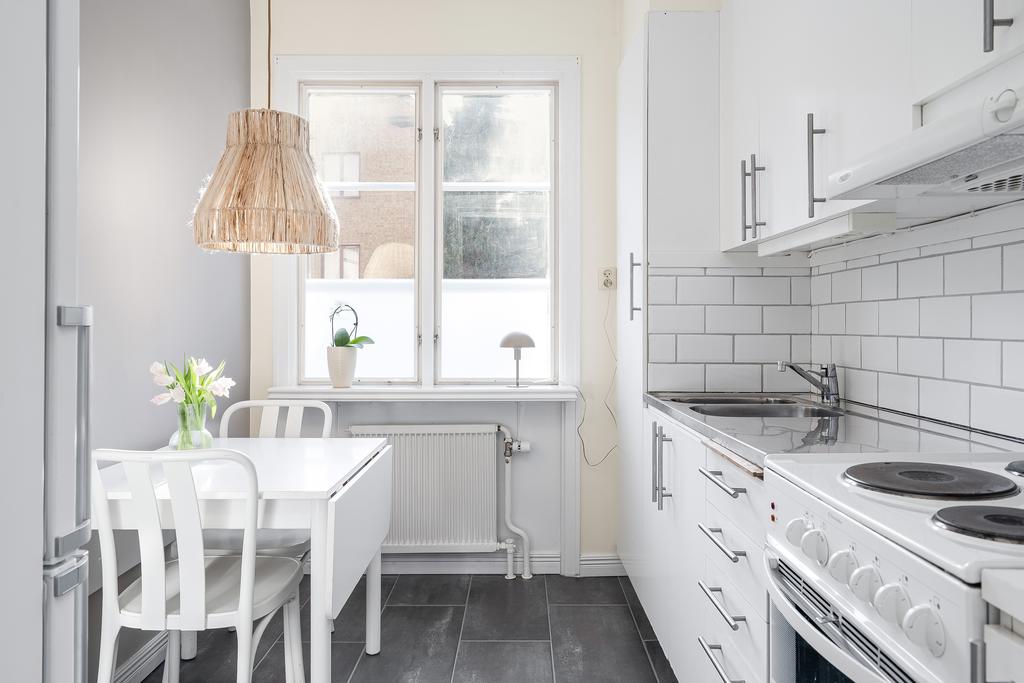 Kök i vitt med matplats