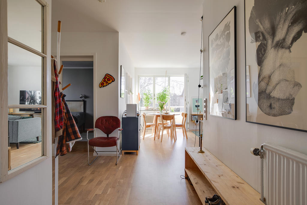Sovrummen till vänster och det sociala livet till höger