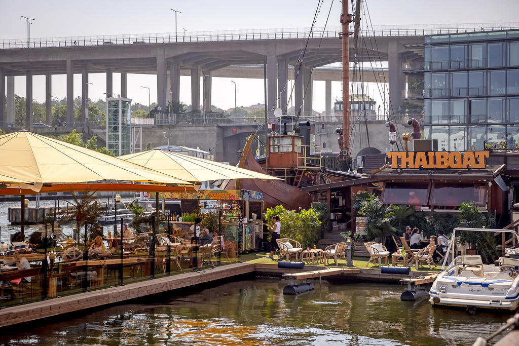 Härliga Thaibåten längs Hammarby Kanal