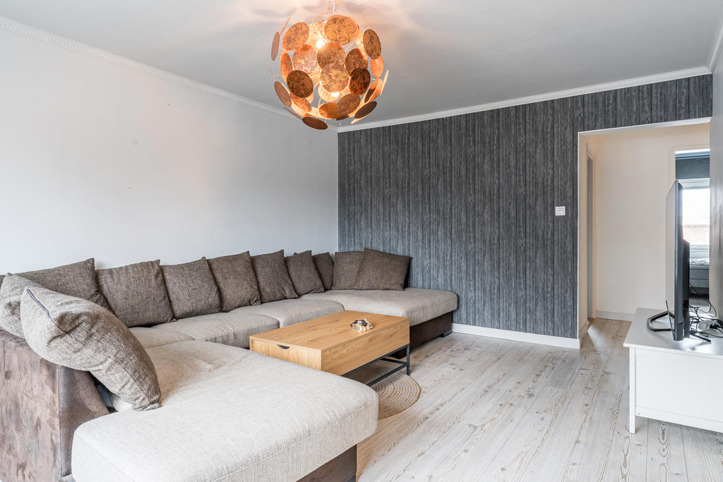 Vardagsrummet har plats för en stor soffa för hela familjen!