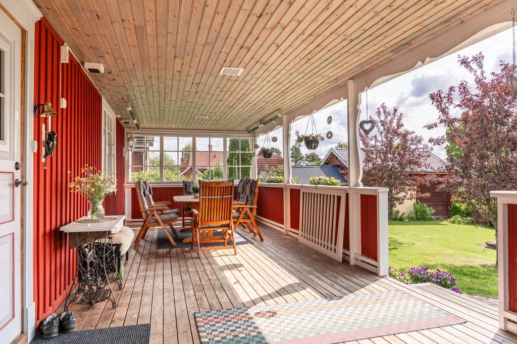 Härlig entréveranda mot trädgården