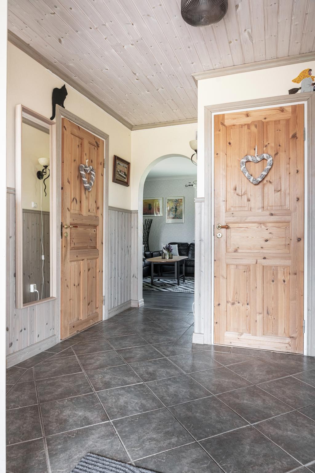 Entréhall mot vardagsrum 