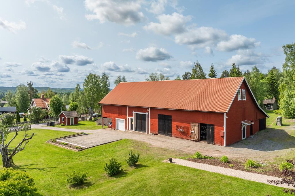 Uthus om cirka 270 kvm – delvis nyrenoverat – som inrymmer både verkstadsgarage med höjt innertak, garage, loge, förrådsutrymmen, vedbod och ett rymligt loft.