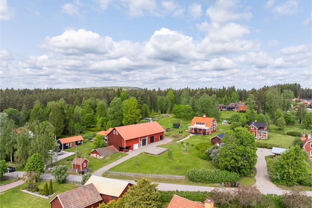 Fin gård i charmig bymiljö!