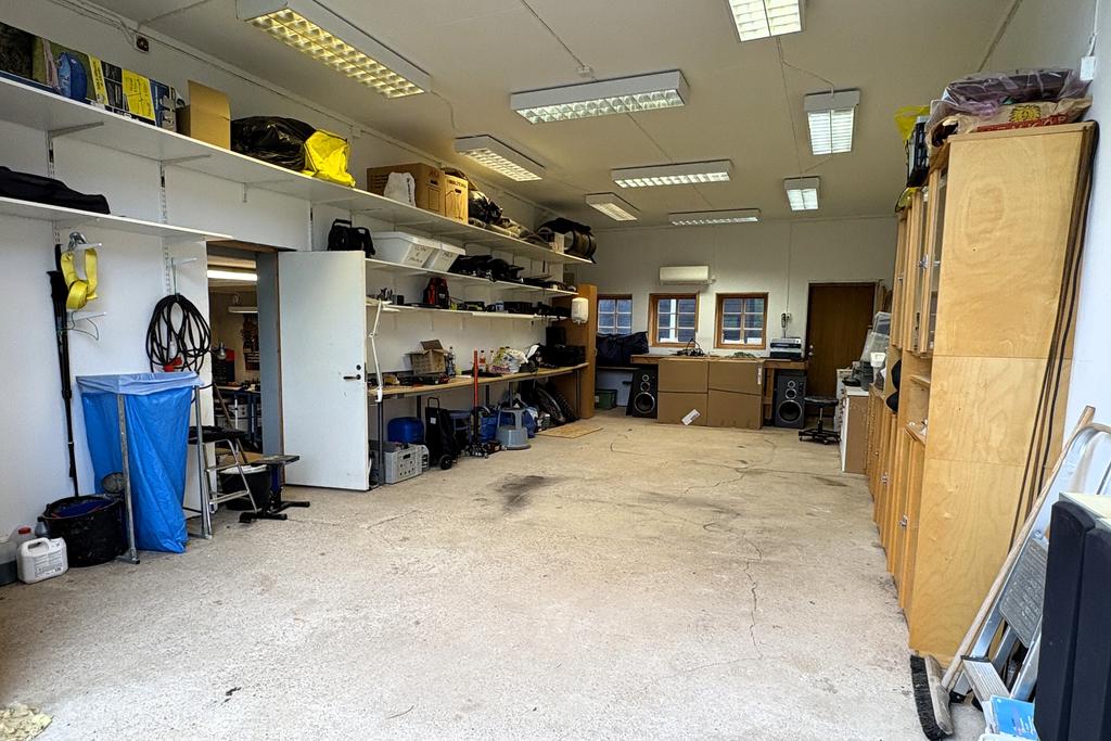 Stora garaget 9,40*4,60m , Takhöjd 3,05m