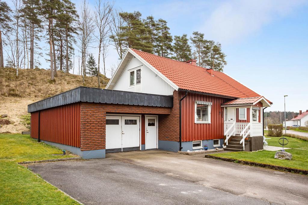 Stor parkering med plats för två bilar.