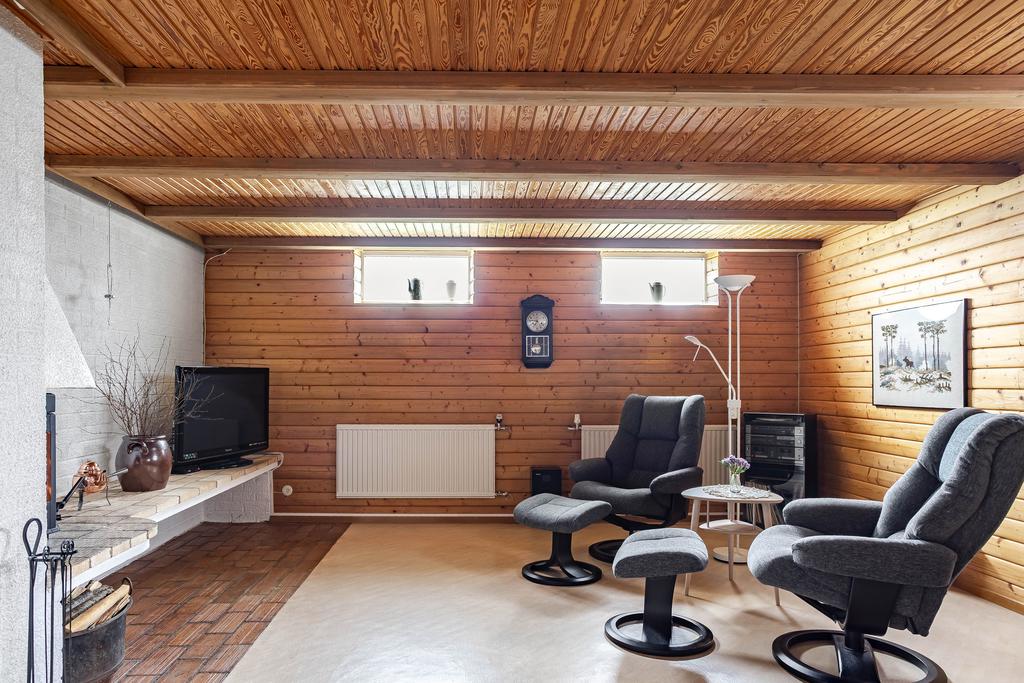 Gillestuga som används som TV rum.