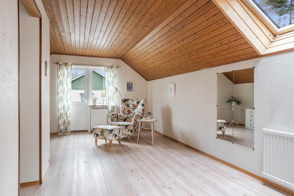 Allrum med ett stort takfönster som släpper in ljus.