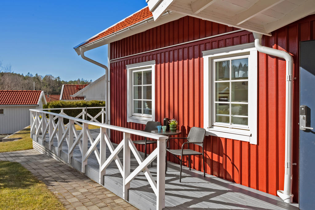 På framsidan så kan man med lättsamhet avnjuta morgonkaffet i den värmande solen.