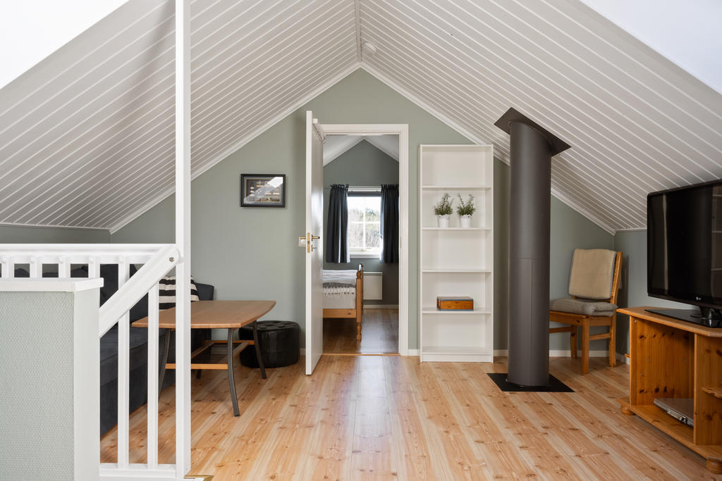 Allrummet på övre plan erbjuder en idealisk plats för avkoppling med generös yta för både soffa och TV, vilket skapar en harmonisk miljö för familjens gemensamma stunder.