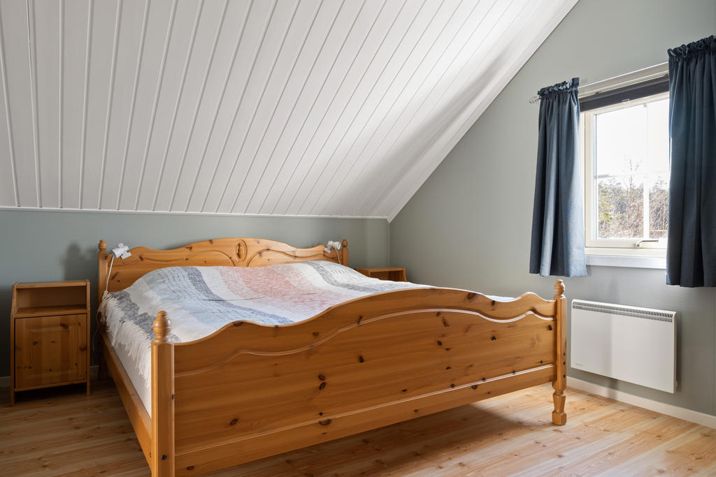 Sovrum 4 erbjuder ett generöst utrymme på övre plan, med plats för en stor dubbelsäng och praktisk förvaring, vilket skapar en harmonisk och rymlig atmosfär för vila och avkoppling.