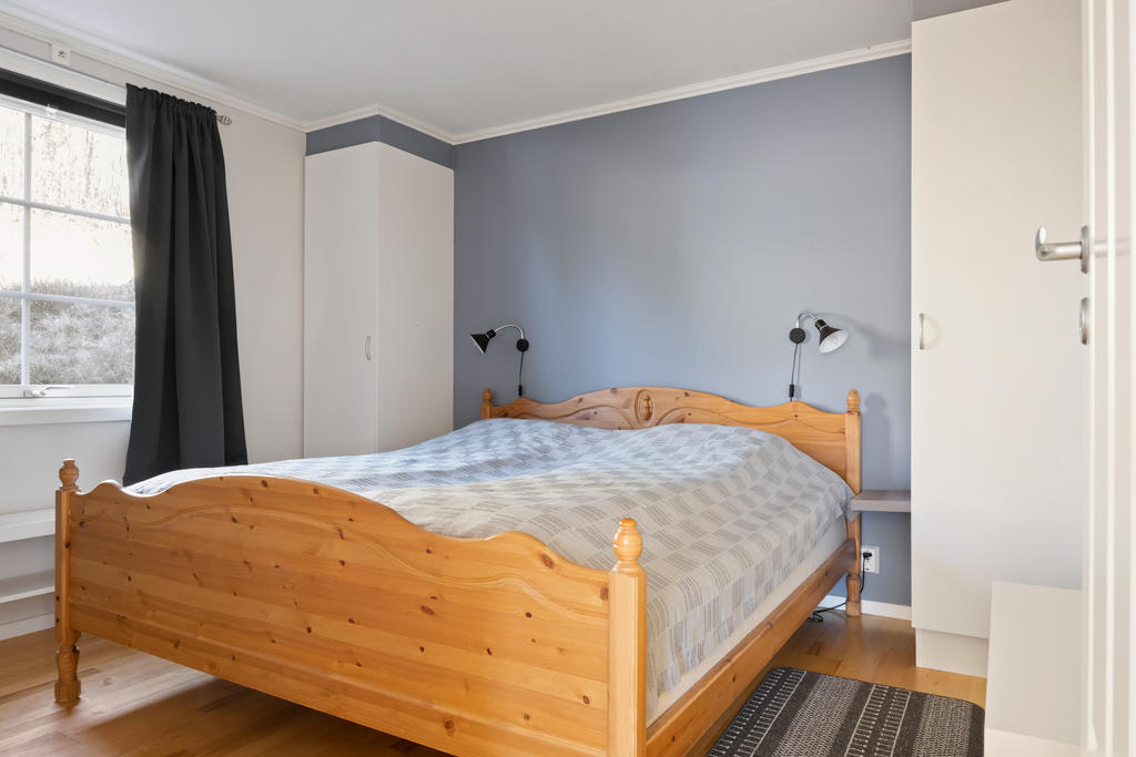Sovrum 2/Master bedroom, rymligt och elegant, erbjuder plats för en stor dubbelsäng samt generösa förvaringsmöjligheter. Här finner du en lugn atmosfär för avkoppling och vila.