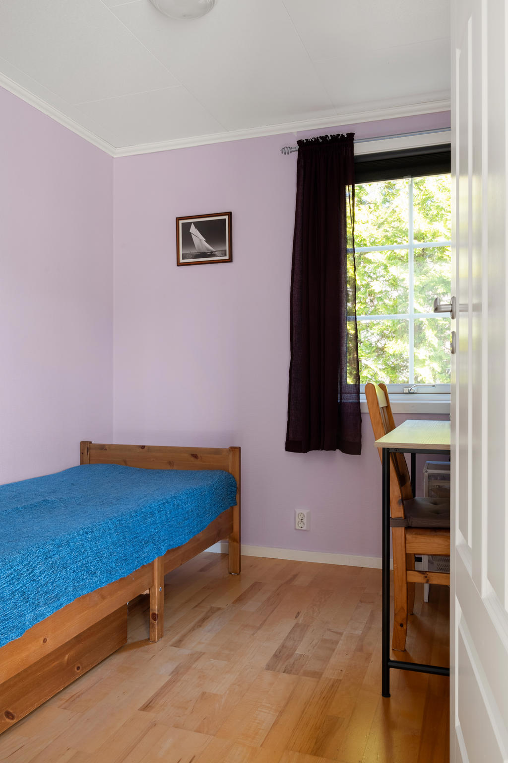 Detta mångsidiga rum kan fungera som både sovrum och kontor, med plats för en enkelsäng eller våningssäng, vilket erbjuder flexibilitet och funktion i en kompakt yta.