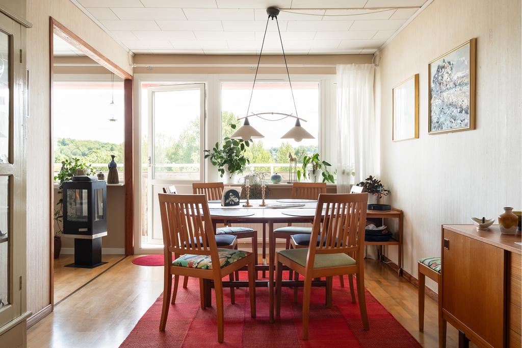 Plats för stort matbord. Utgång till balkongen är även här