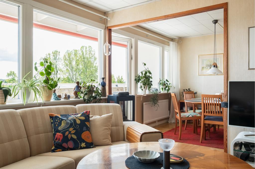 Från vardagsrum mot matplatsen