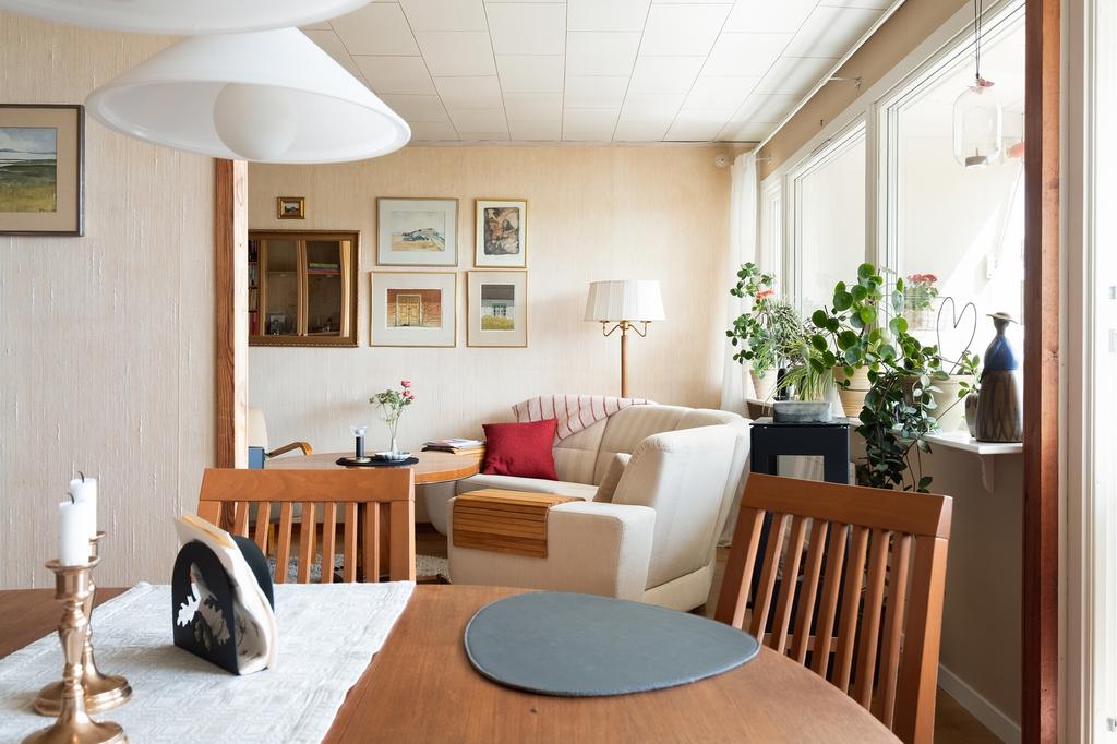 Från matplatsen mot vardagsrum