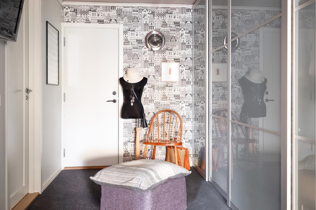 En trappa ned möts man först av ett dressingroom med stor garderob