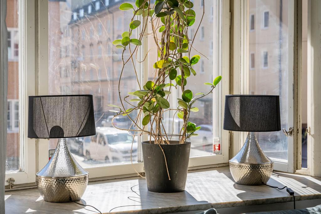 Djupt fönsterbräde i sten