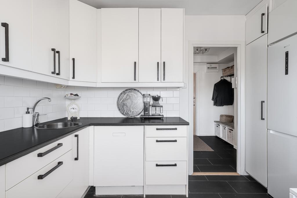 Köksinredning i vitt och svart från Smedstorp kök