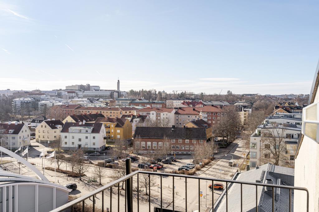 Utsikt från terrassen mot sjukhuset och trädgårdsföreningen