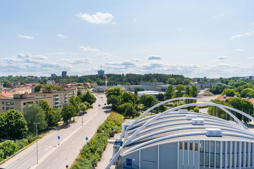 och över sporthallen mot vattentornet