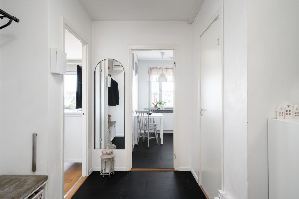 Entréhall mot kök och sovrum