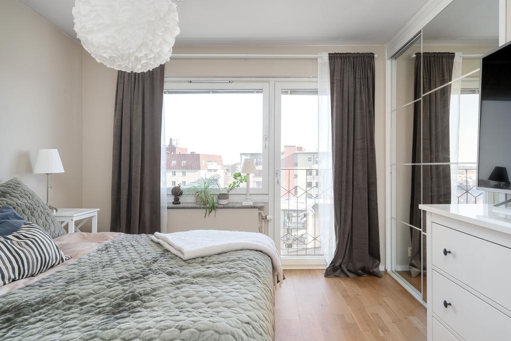 med fransk balkong och inbyggd garderob med skjutdörrar 