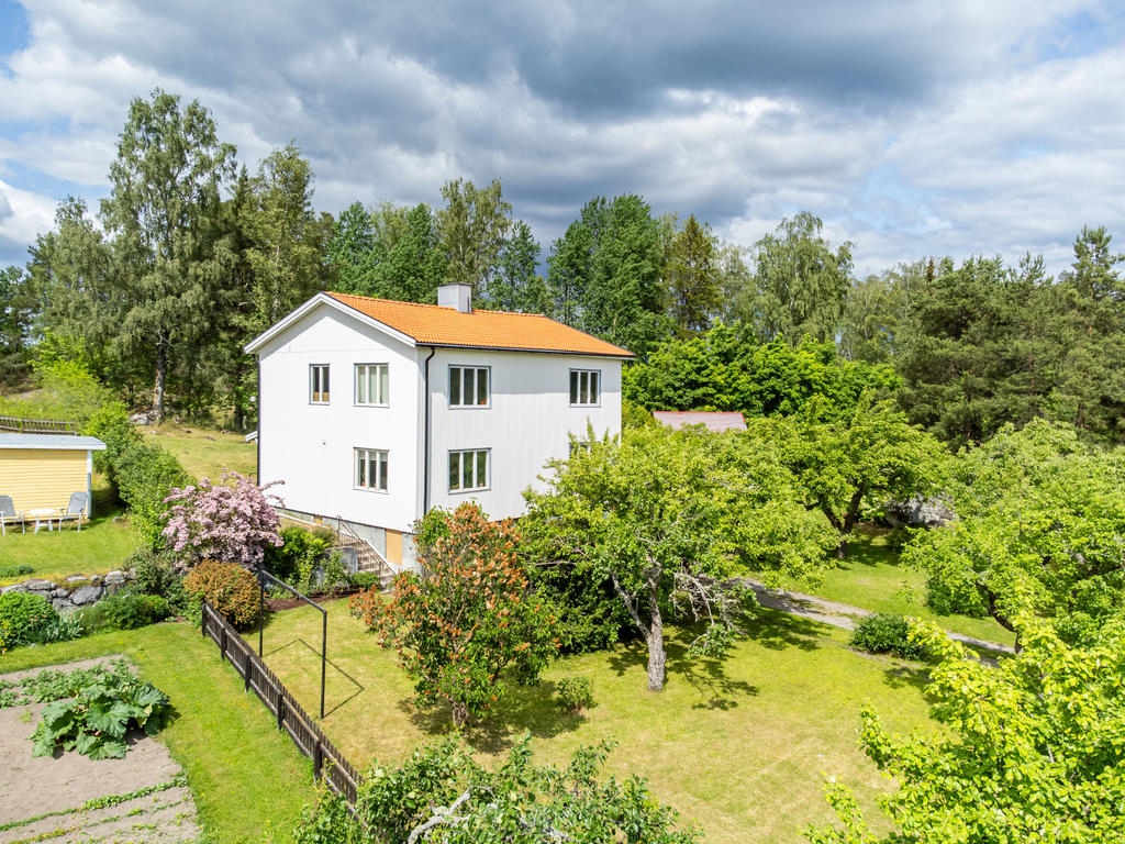 Stor och fin trädgårdstomt med planteringar, bärbuskar och fruktträd.