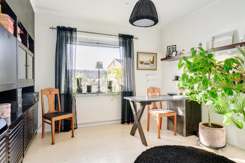 Sovrum 1 med platsbyggd bokhylla.