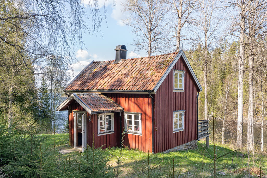 Välkommen till Bengtsviken 550, fantastiskt belägen vid strandkanten på Stora Le i Dals-Ed. Mysigt enplanshus med loft om  cirka 30 kvm. 