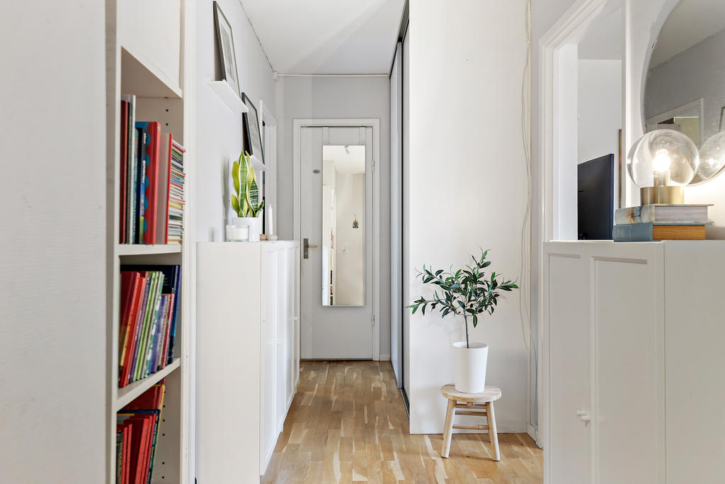 Större hall med goda förvaringsmöjligheter i dubbelgarderober. 