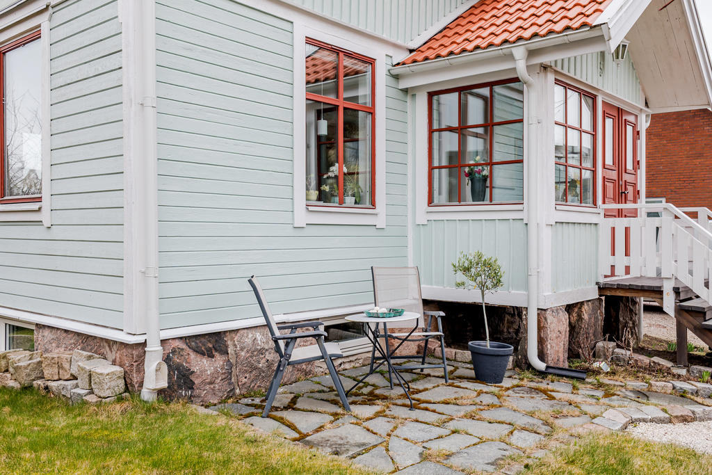 Mysig uteplats för dagens första solstrålar.