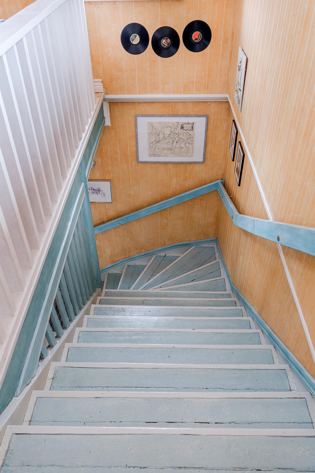 Trappan mot ovanvåningen.