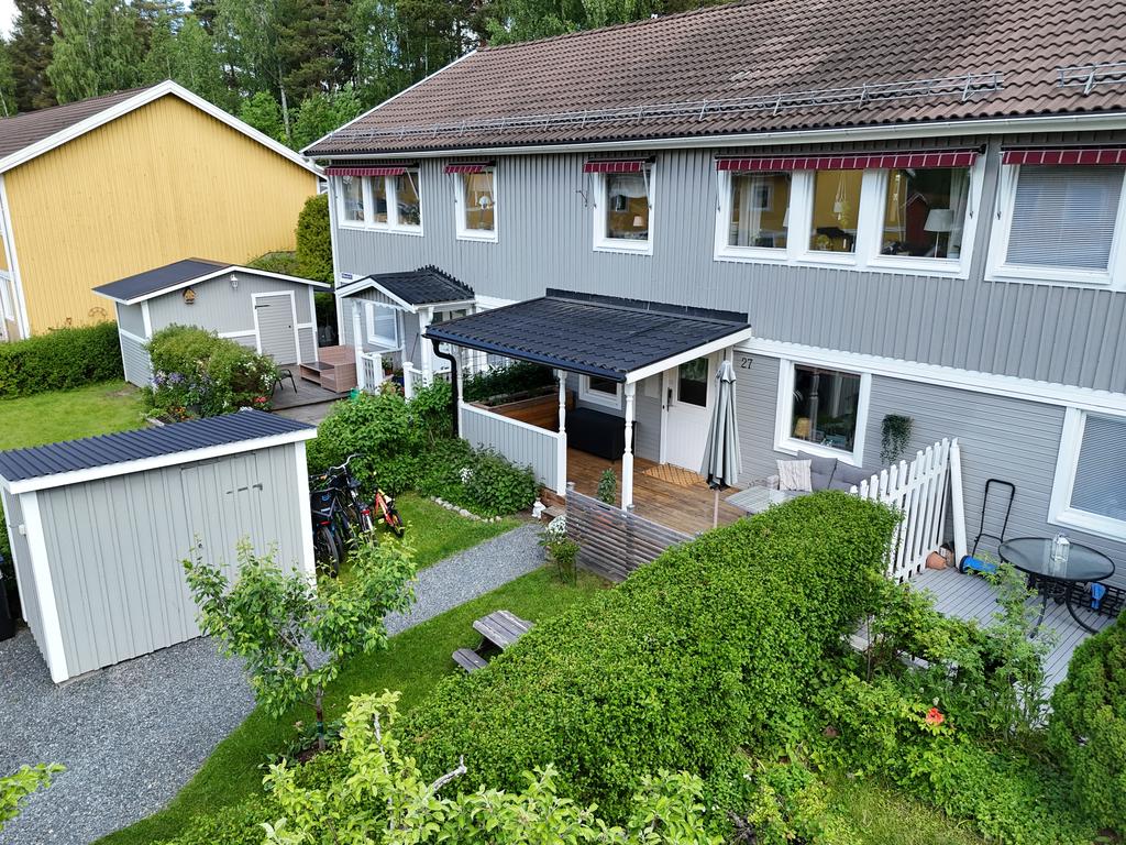 På gården finns även ett förråd för förvaring. 