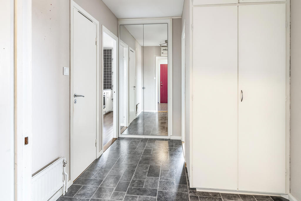 Hall med praktisk förvaring