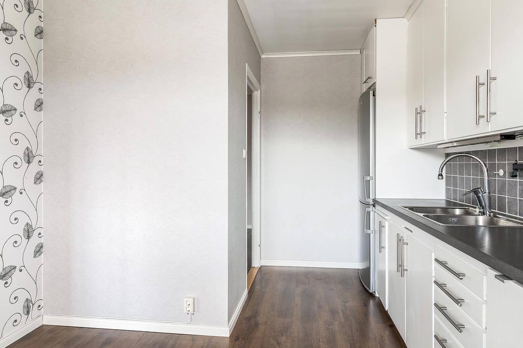 Kök med plats för matbord och stolar