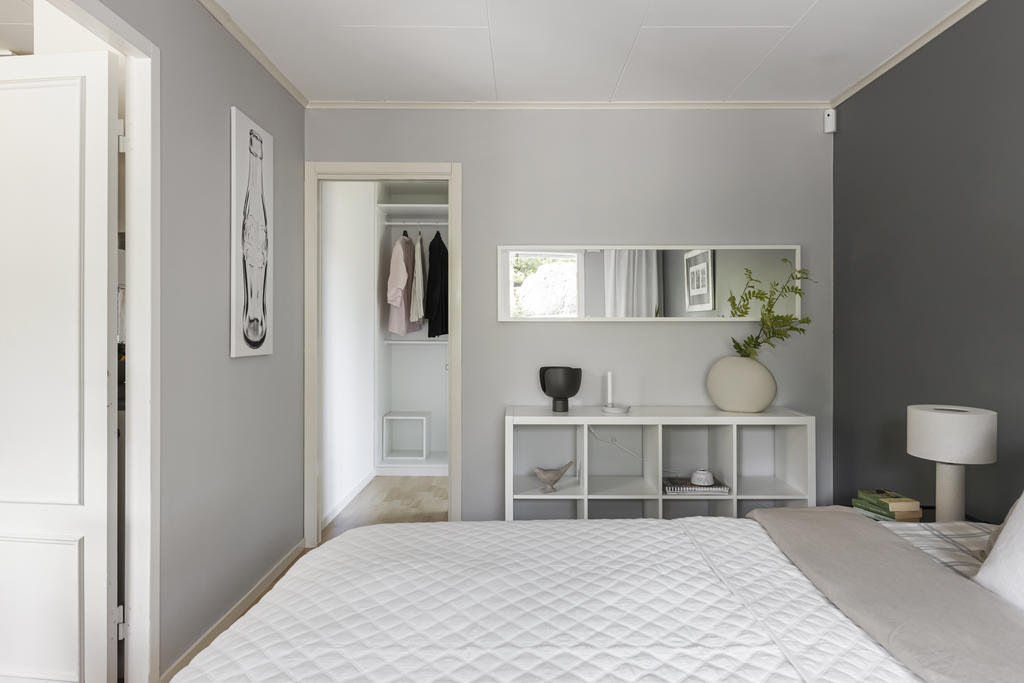 Rymligt sovrum med tillhörande walk-in-closet