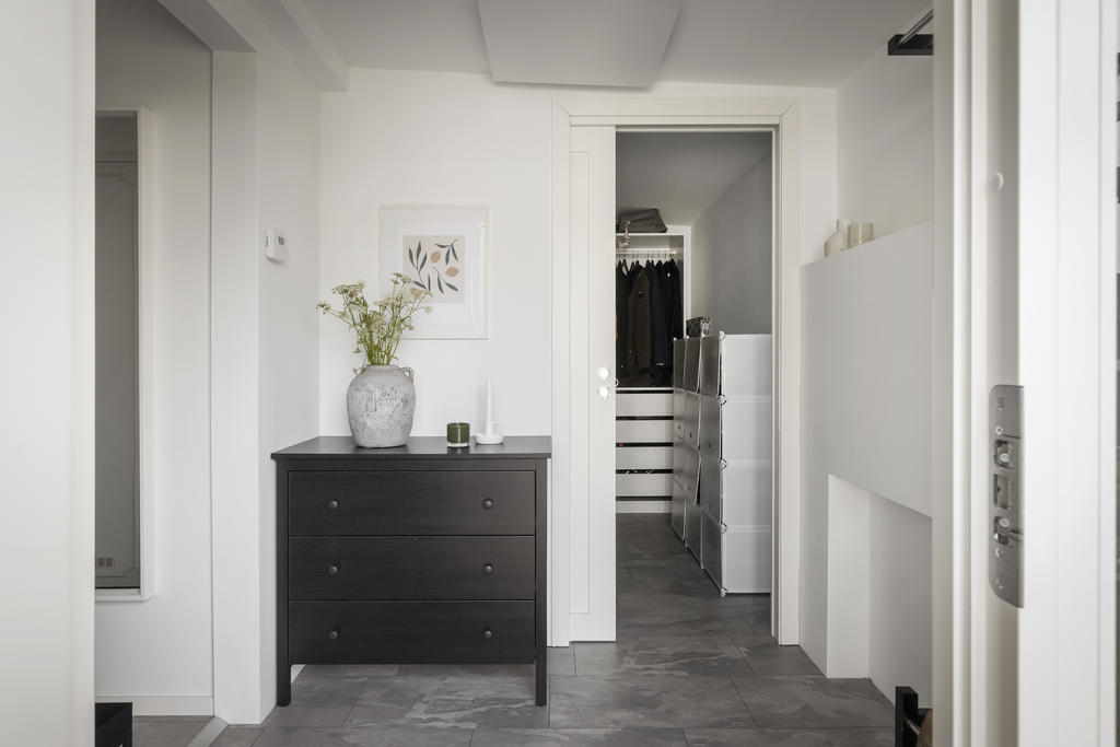 Entréhall är tillbyggd och ger en välkommnande känsla och mycket förvaring i kapprummet