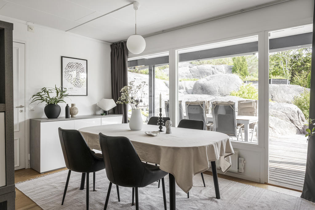 Matplats med direktkontakt med altan och trädgård