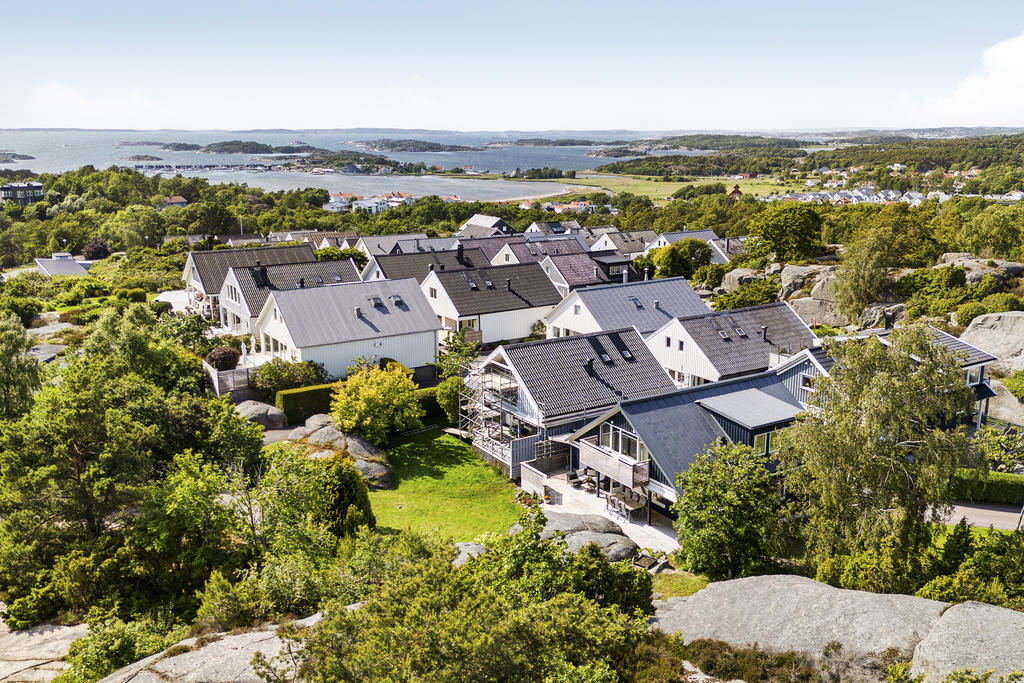 Med unikt skyddat läge på lugnt hörnläge