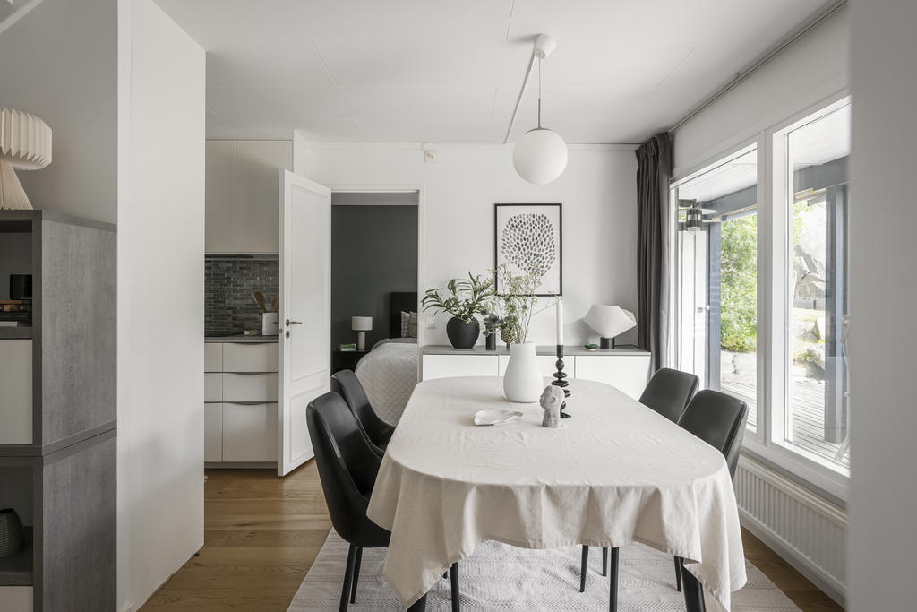 Matplatsen har fantastiskt ljusflöde och ansluter till såväl kök som sovrum ETT