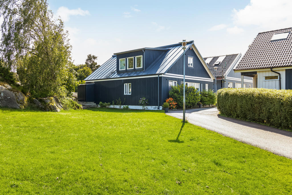 Lövskogsåsen 31
Placerad på lugnt hörnläge med fina omgivningar intill husknuten